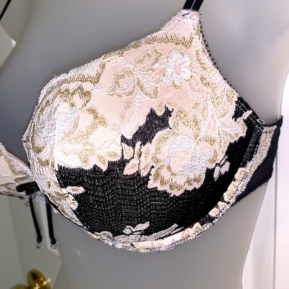 Pre loved Victoria Secret double push up bra with wire. 34C - Picture 4 of 8
